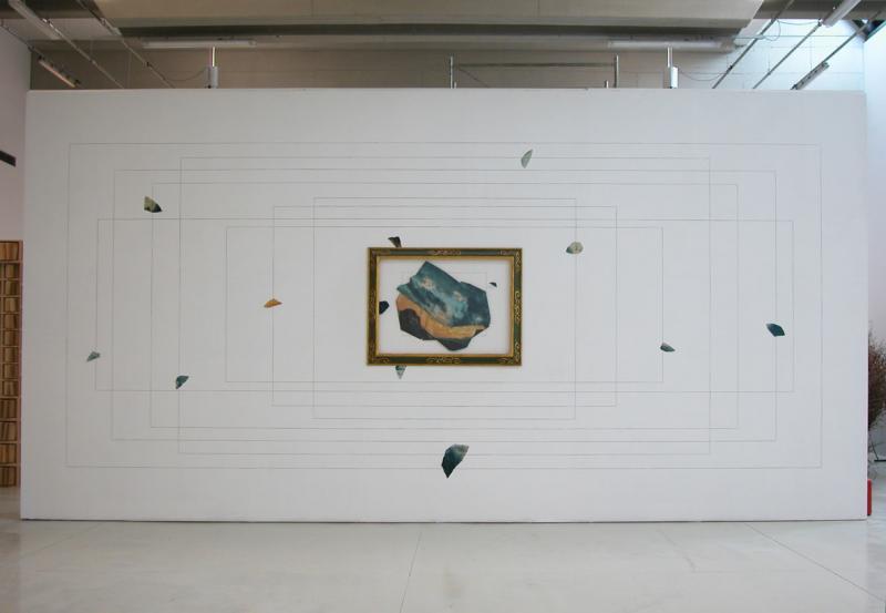 <p>Giulio Paolini, <em>Panorama</em>, 1996-1997<br />
Riproduzione fotografica accartocciata, matita e collage a parete, cornice cm 123x163, misure complessive dell’installazione variabili<br />
Comodato dell’Associazione Amici del Museo Pecci </p>
