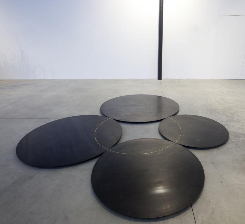 <p>Remo Salvadori, <em>Continuo infinito presente</em>, 1997<br />
Cavi d’acciaio intrecciati, cm 700 (diametro) </p>

<p>Donazione dell’artista </p>
