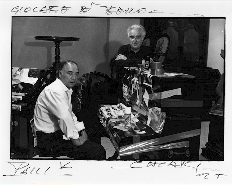 Carlo Palli con Giuseppe Chiari. Courtesy Archivio Carlo Palli