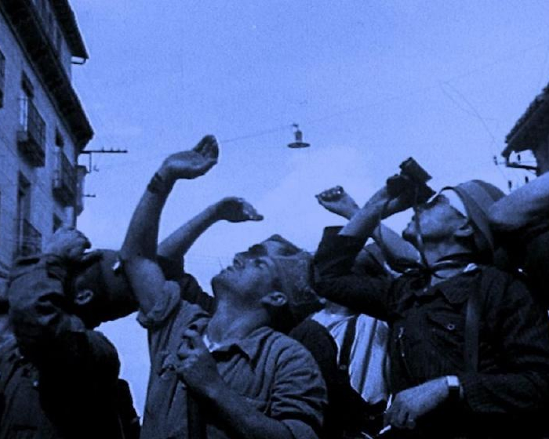 Frente a Guernica di Yervant Gianikian e Angela Ricci Lucchi (thumbnail)