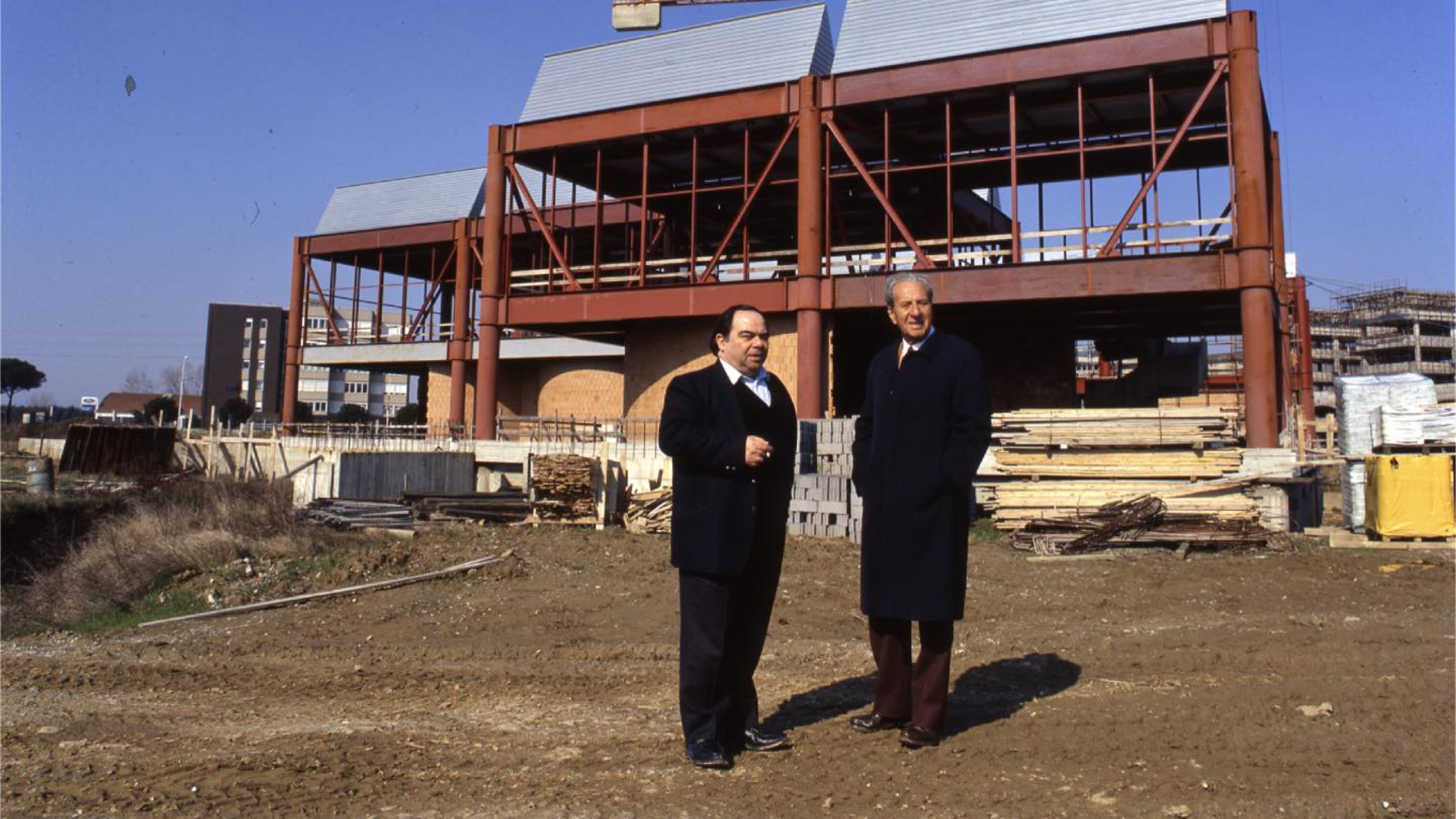Amnon Barzel con Enrico Pecci davanti al cantiere per la costruzione del Centro Pecci