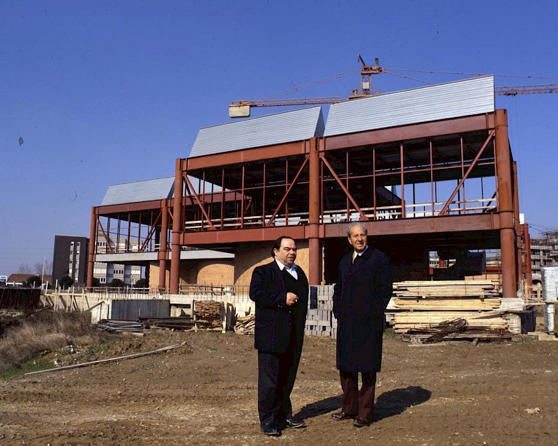 Amnon Barzel con Enrico Pecci davanti al cantiere per la costruzione del Centro Pecci