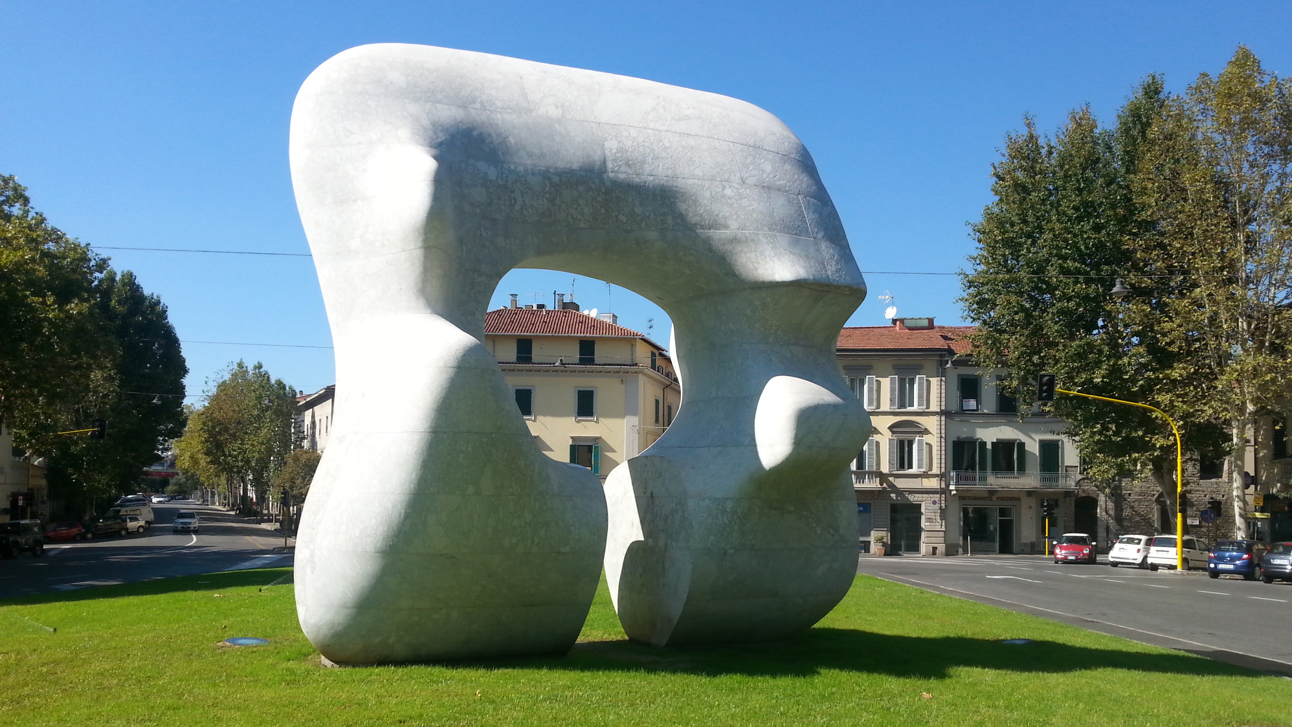 Henry Moore, Forma squadrata con taglio (1969-1971), Prato
