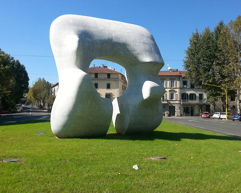 Henry Moore, Forma squadrata con taglio (1969-1971), Prato