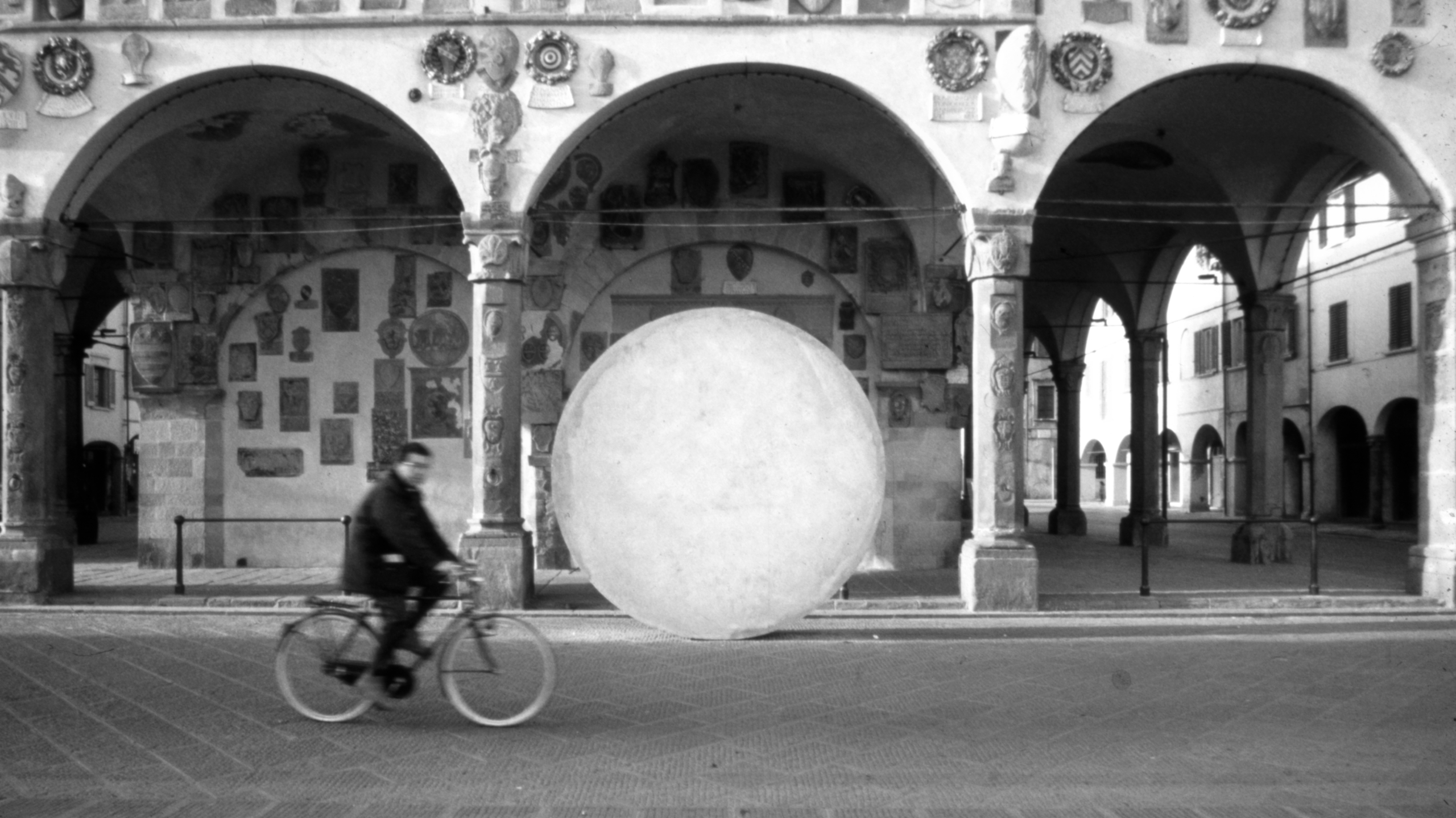 Mauro Staccioli, Cinque Tondi (1996) a San Giovanni Valdarno