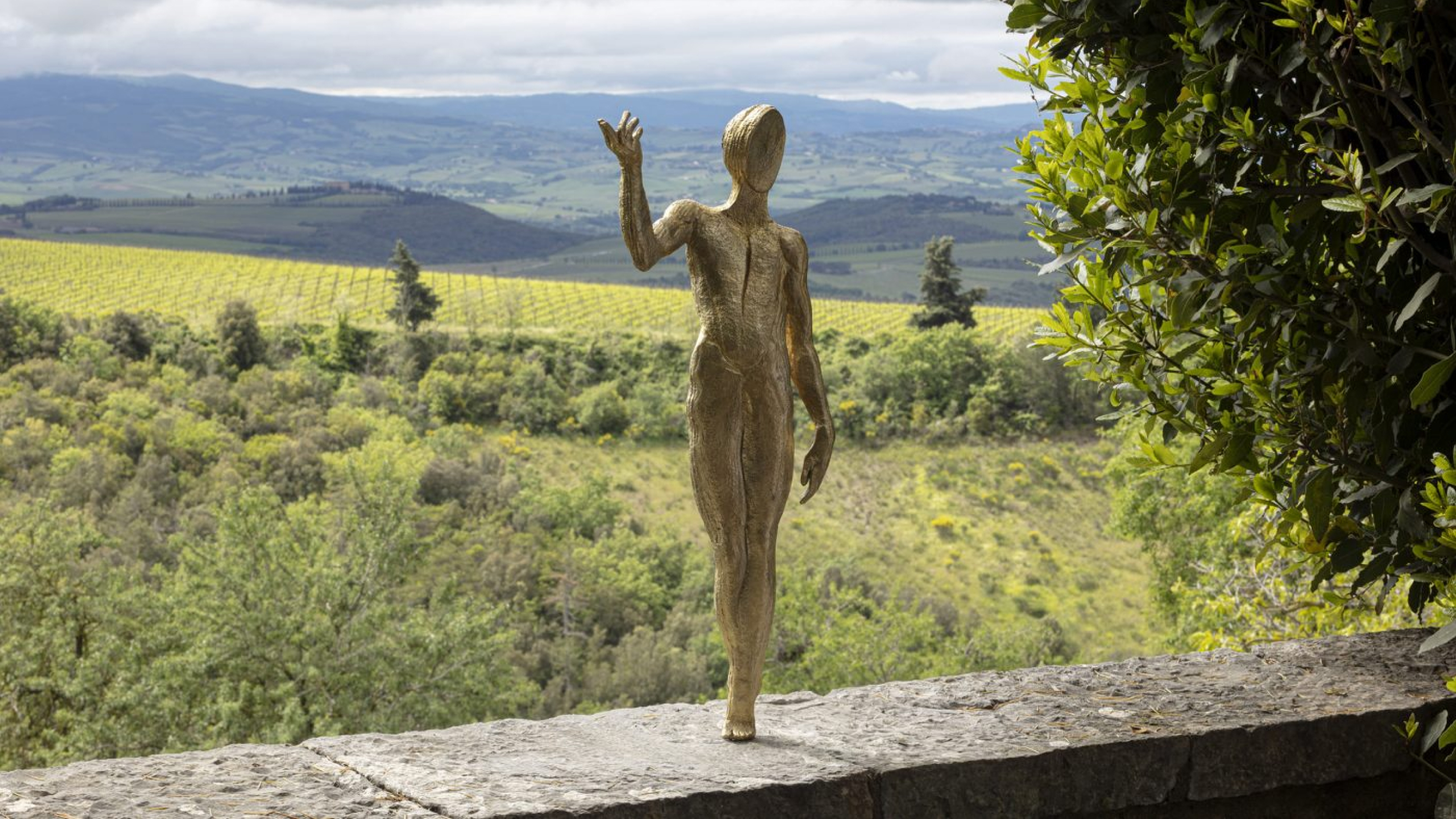 Daniela De Lorenzo, Sogno sottile (#1) , bronzo gold, 72x37x15 cm. Artisti per Frescobaldi