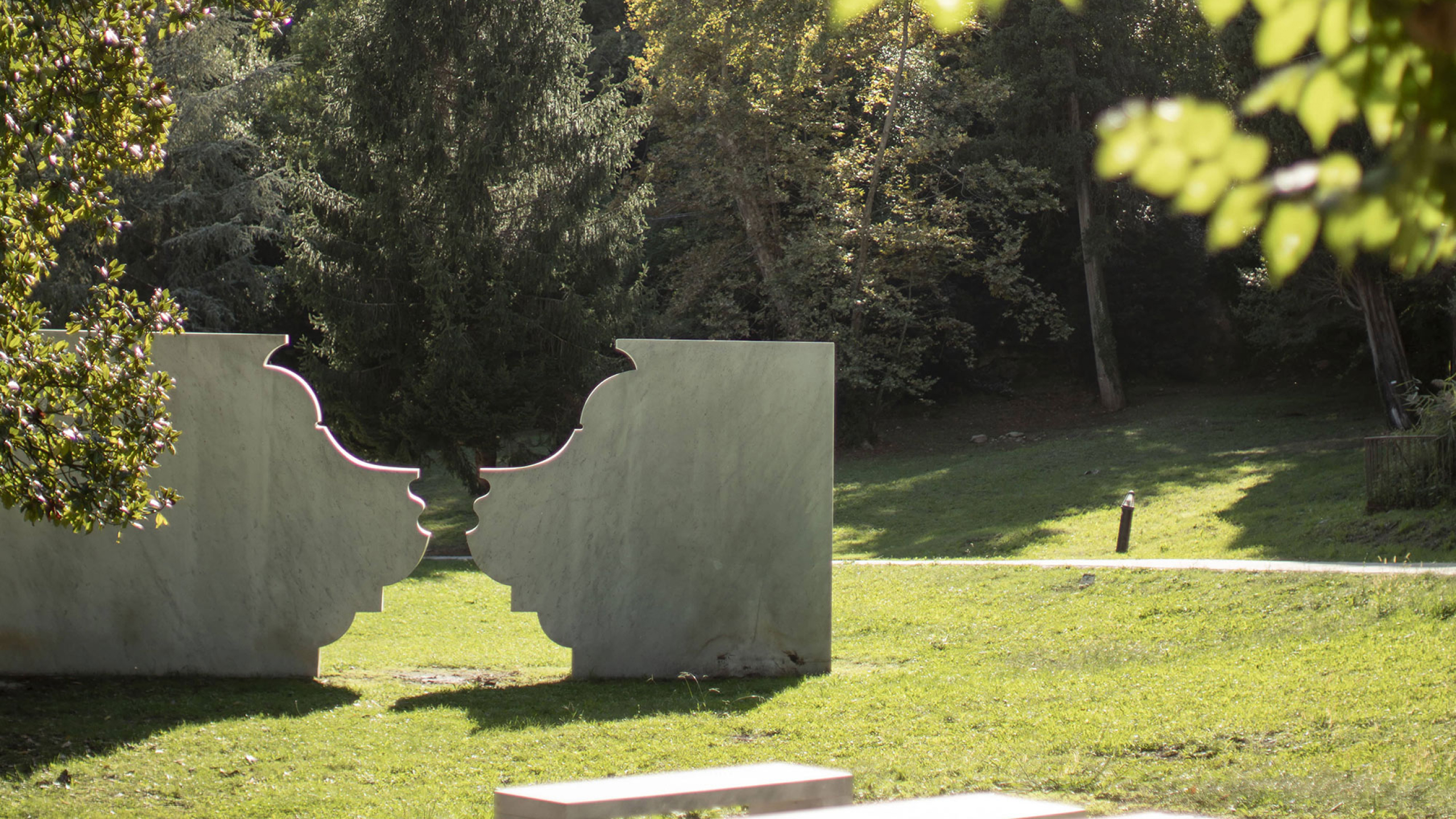 Ian Hamilton Finlay, Omaggio a Rousseau (Carrara)