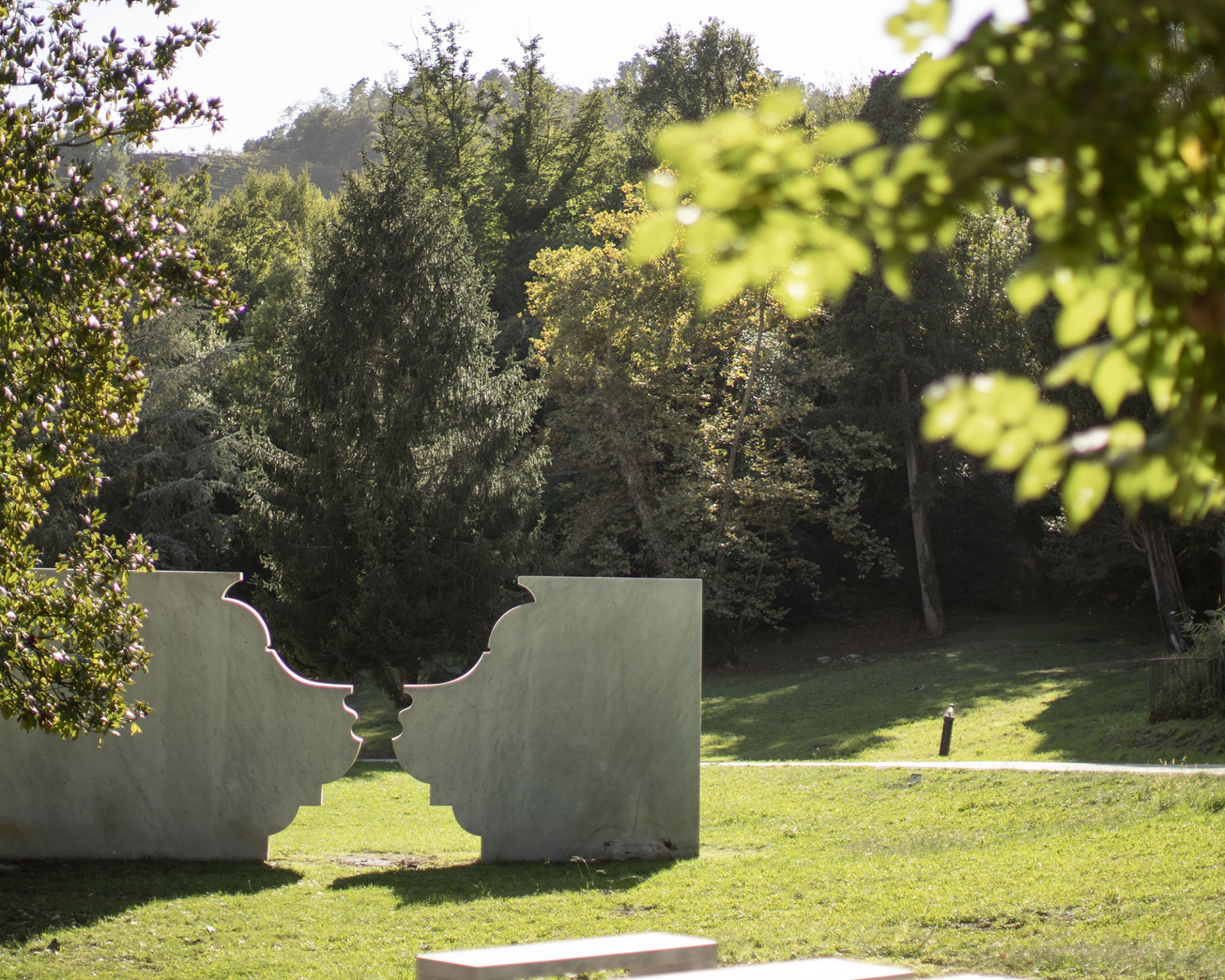 Ian Hamilton Finlay, Omaggio a Rousseau (Carrara)
