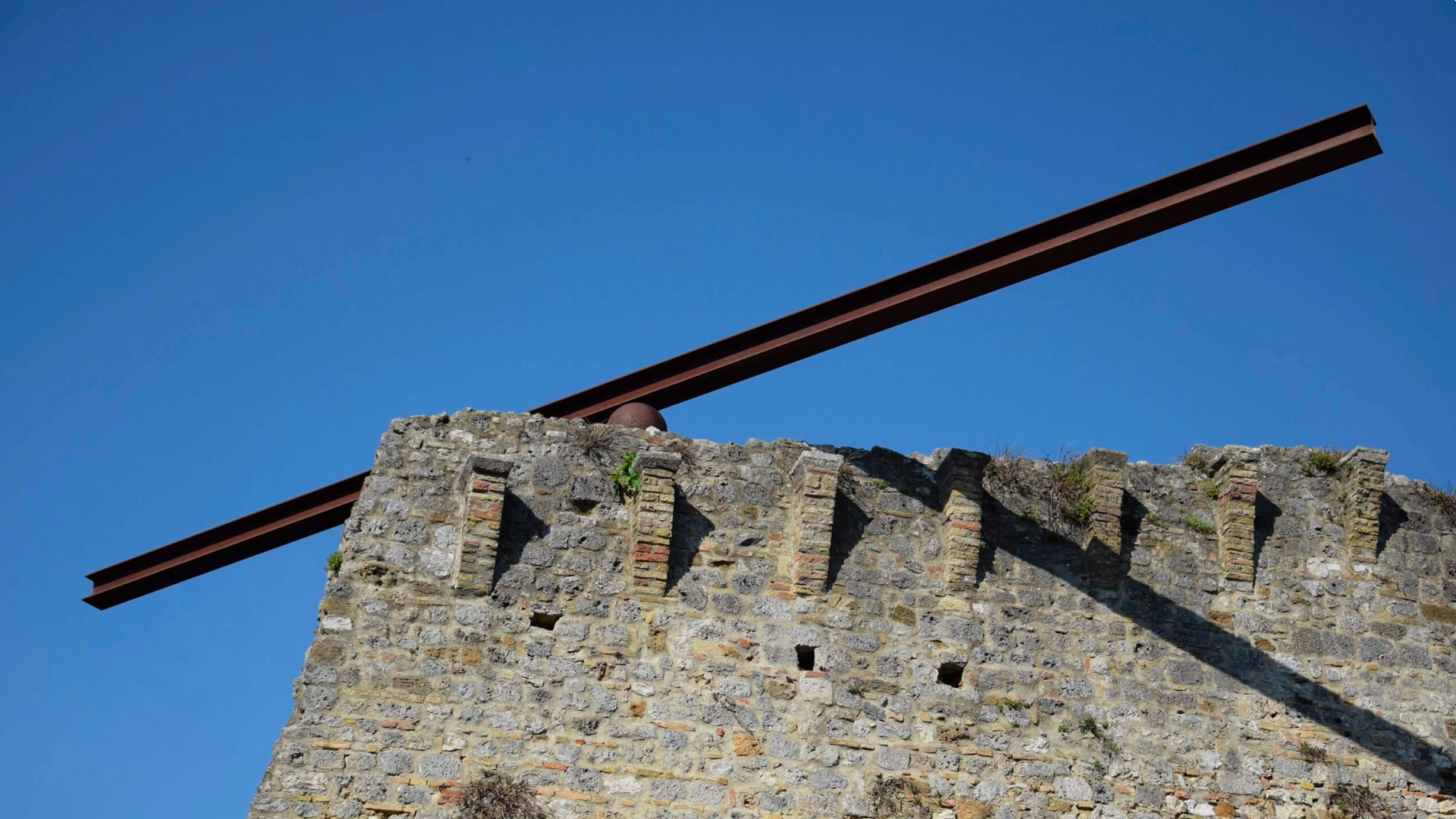 Eliseo Mattiacci, Equilibrio compresso, 1994. San Gimignano (SI)