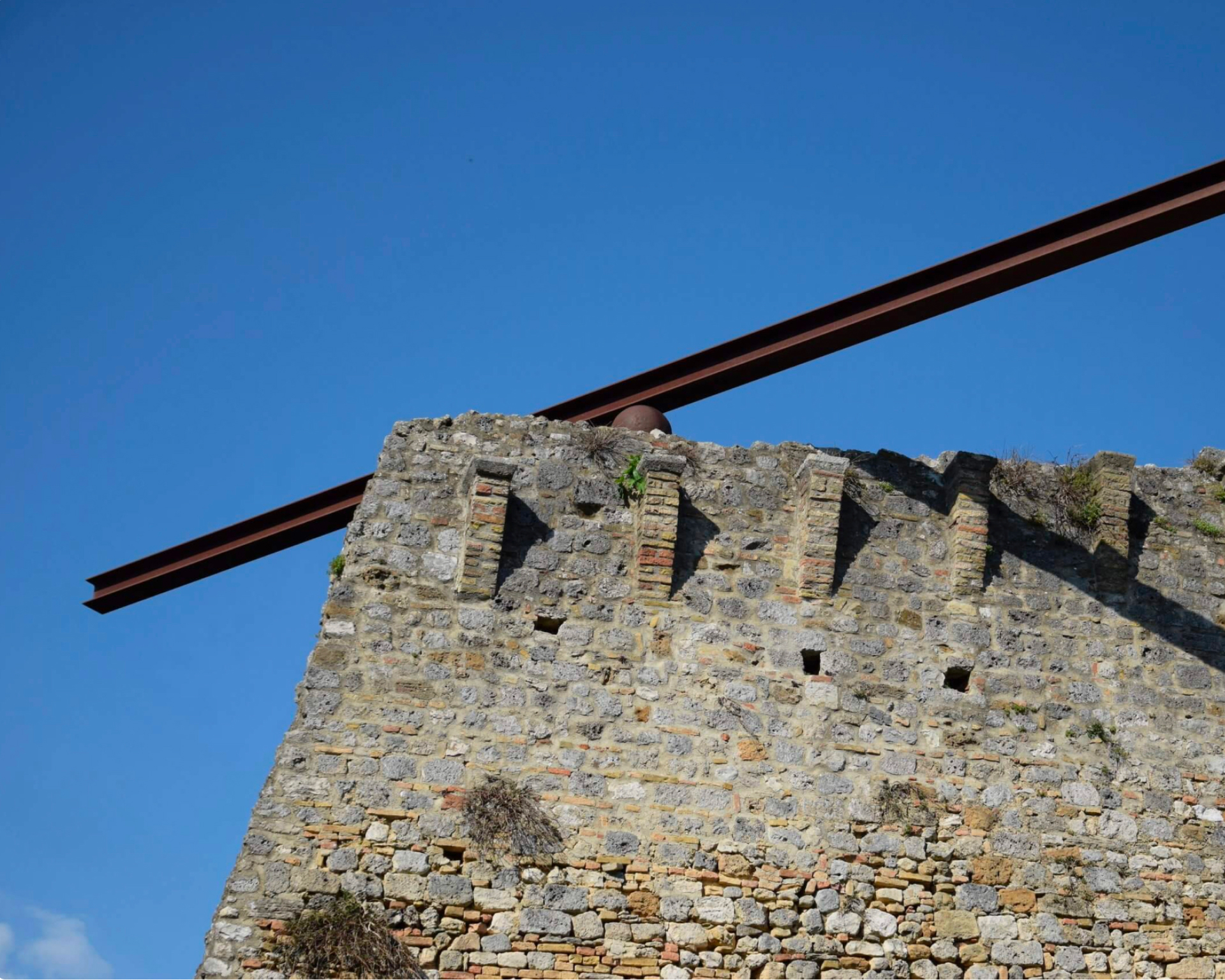 Eliseo Mattiacci, Equilibrio compresso, 1994. San Gimignano (SI)