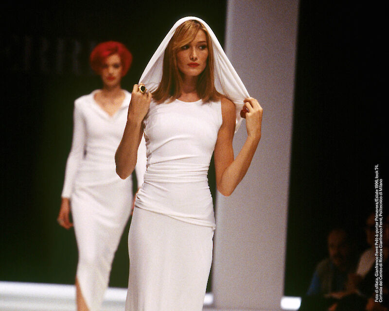 Runway photo, Gianfranco Ferré Prêt-à-porter Spring/Summer 1996, look 74. Courtesy of the Gianfranco Ferré Research Center, Politecnico di Milano.