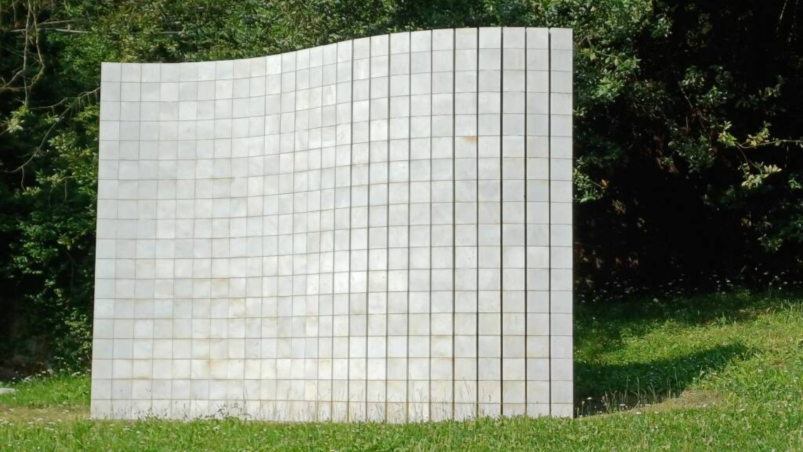 Sol LeWitt, Senza titolo, 2002 marmo di Carrara, Parco della Padula, Carrara