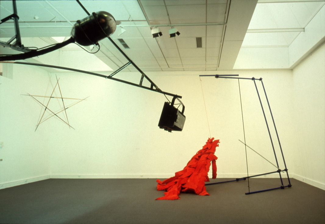 Fotografia di allestimento Gilberto Zorio 1992 2