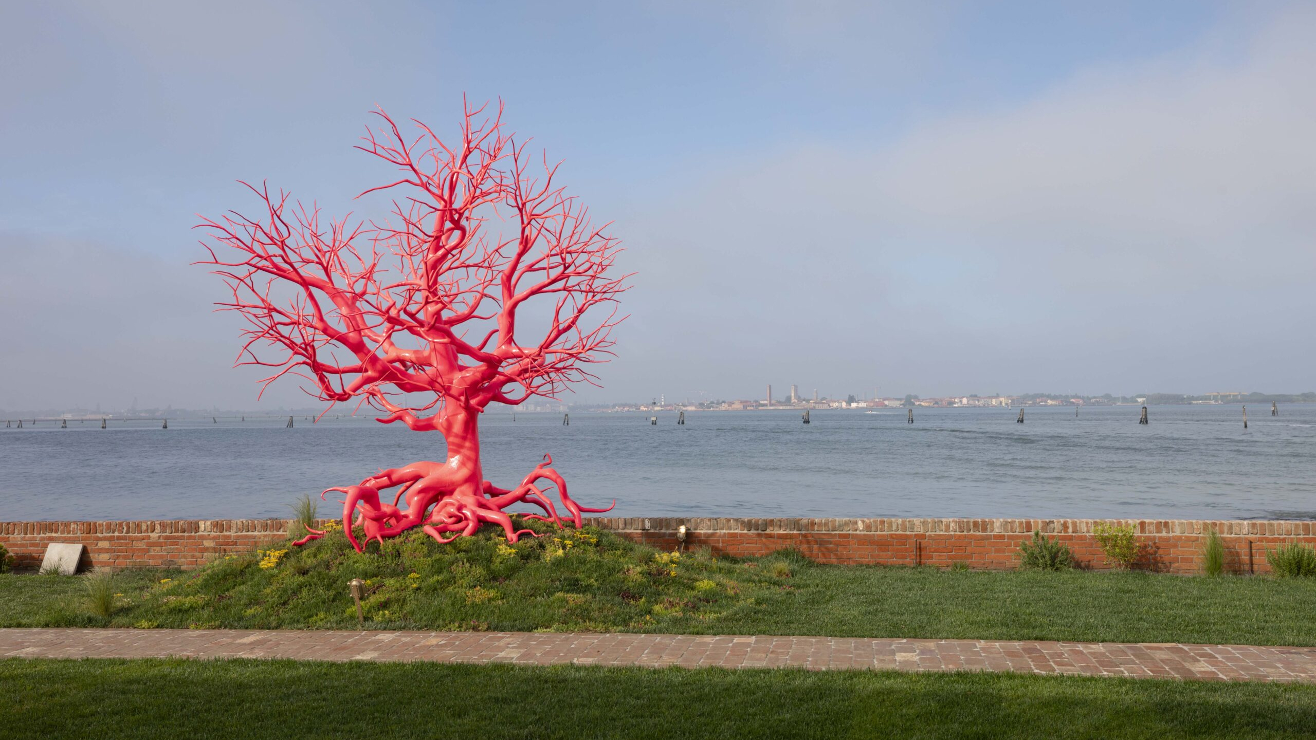 Old Tree (Pink Seas), Pamela Rosenkranz. Ph. Jacopo Trabuio