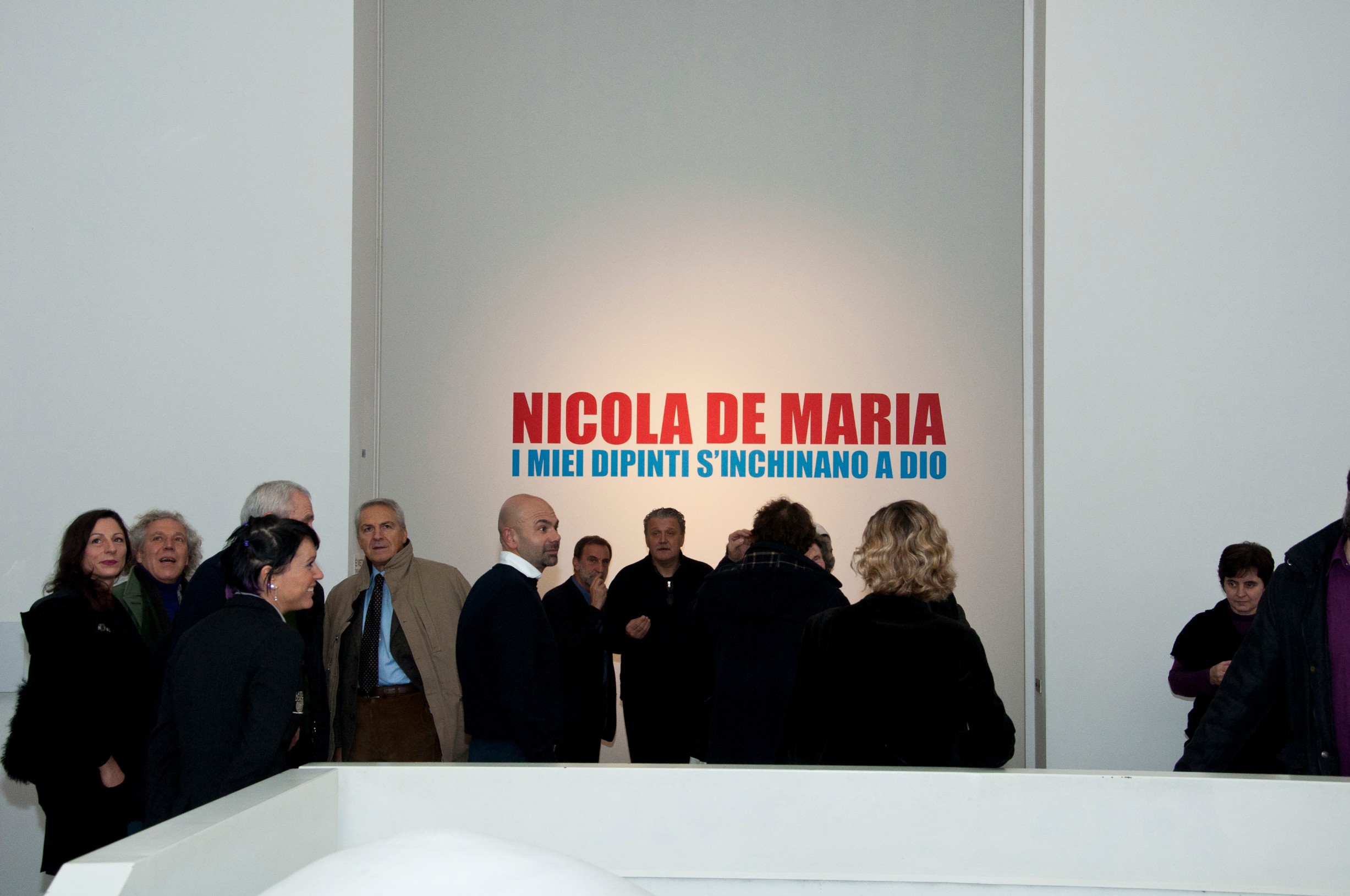 Nicola De Maria. I miei dipinti s'inchinano a Dio, fotografia di allestimento, 2011