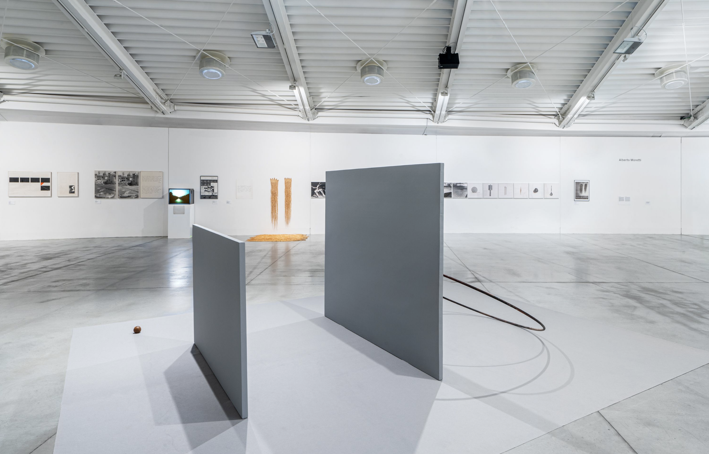 Schema 50. Una galleria fra le neo-avanguardie (1972-1994), fotografia di allestimento, 2022