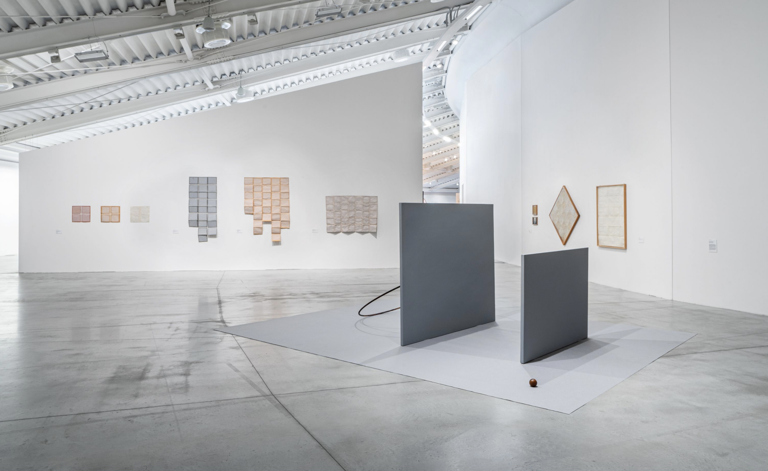 Schema 50. Una galleria fra le neo-avanguardie (1972-1994), fotografia di allestimento, 2022