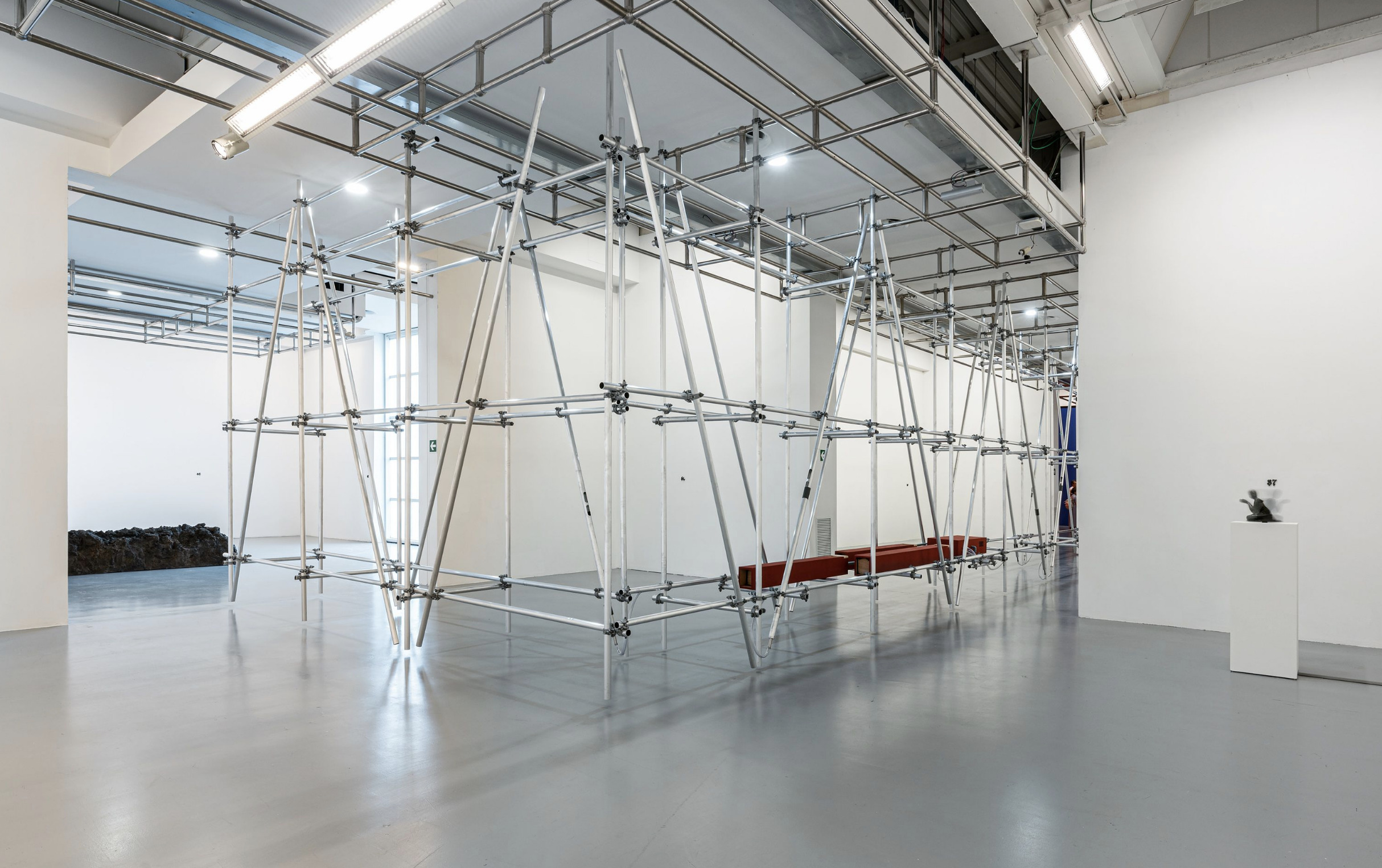 Massimo Bartolini. Hagoromo, fotografia di allestimento, 2022 © photo Ela Bialkowska, OKNOstudio