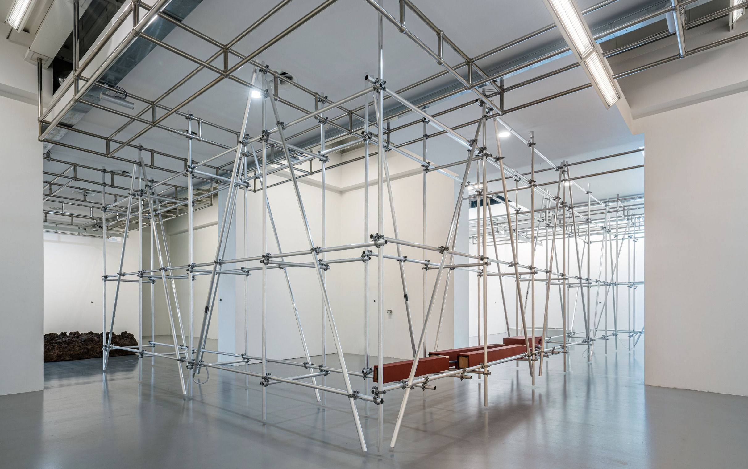 Massimo Bartolini. Hagoromo, fotografia di allestimento, 2022 © photo Ela Bialkowska, OKNOstudio