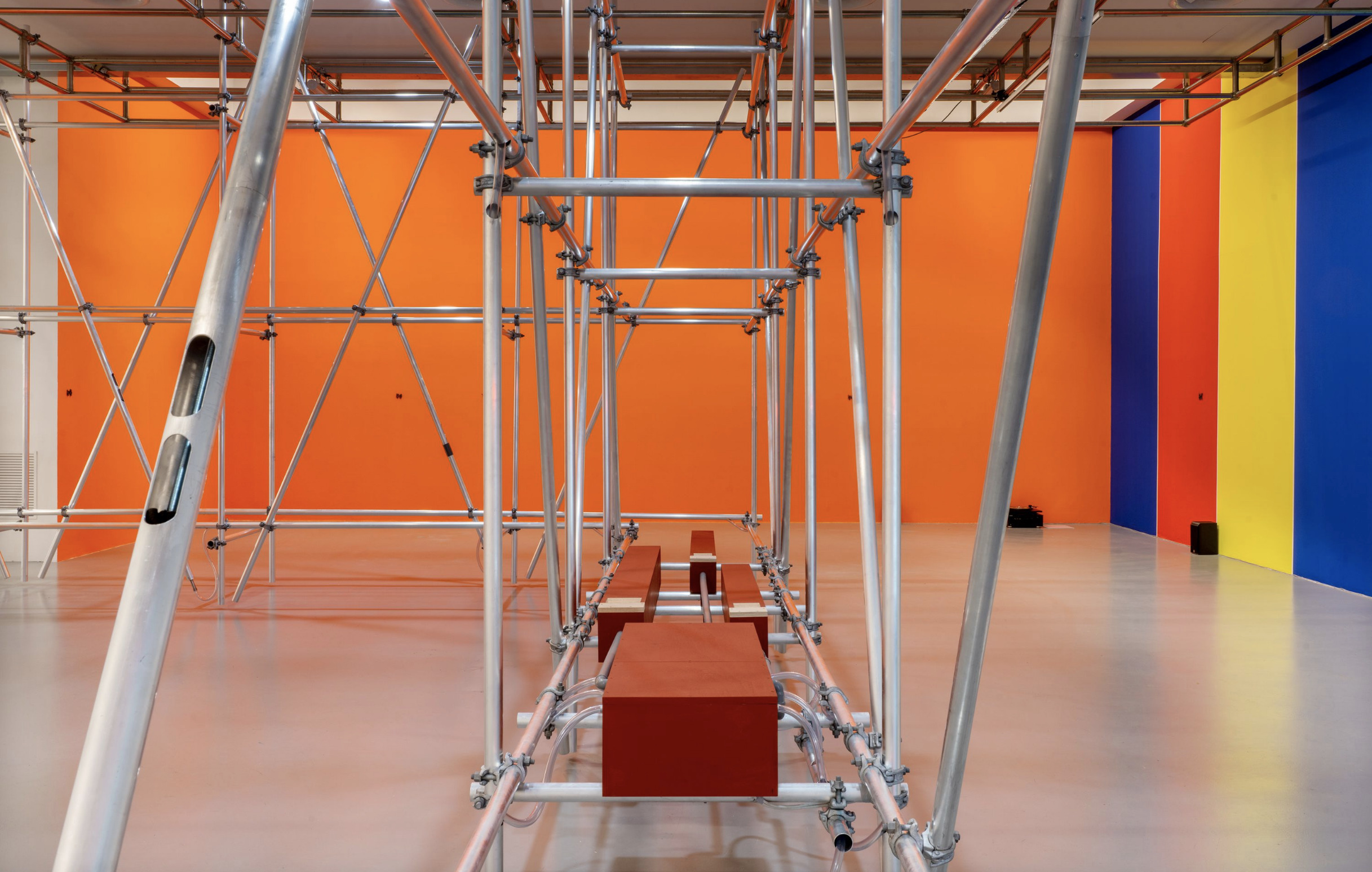 Massimo Bartolini. Hagoromo, fotografia di allestimento, 2022 © photo Ela Bialkowska, OKNOstudio